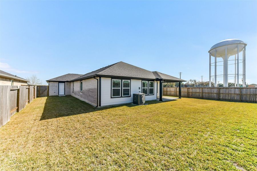 Exterior details and patio area of a home in Sunrise Cove, Texas City (Image 4).