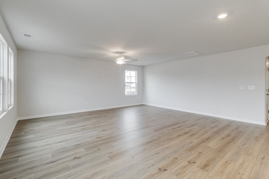 Spacious, unfurnished interior of a new home in Winston Point, Gilbert (Image 19).