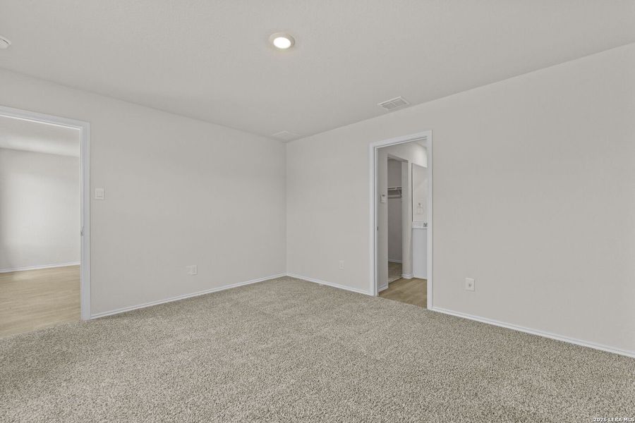 Spacious, unfurnished interior of a new home in Spring Valley, New Braunfels (Image 25).
