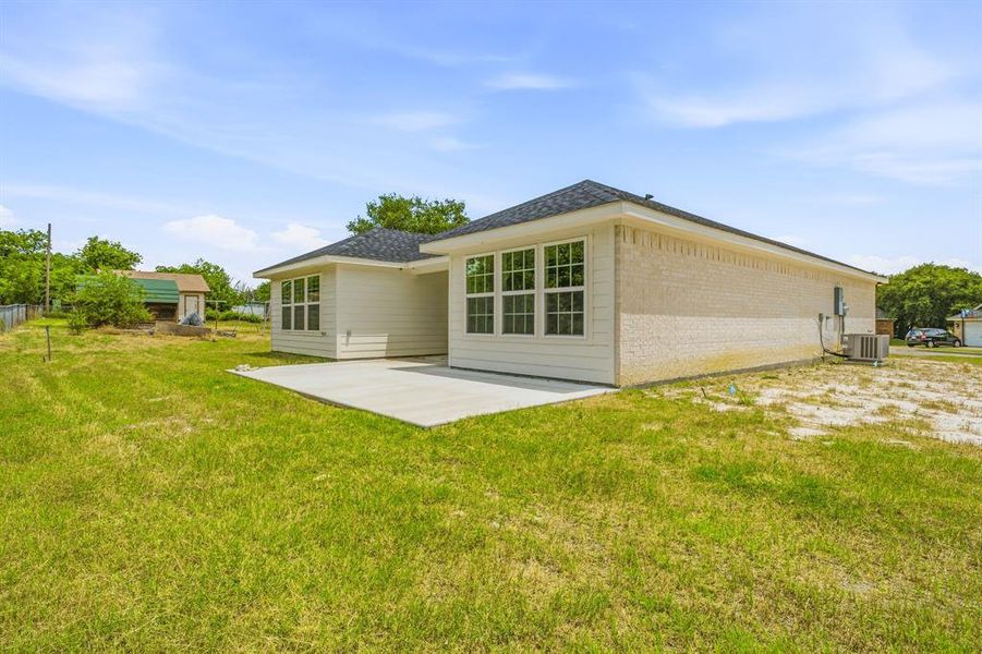 Exterior details and patio area of a home in , Weatherford (Image 17).