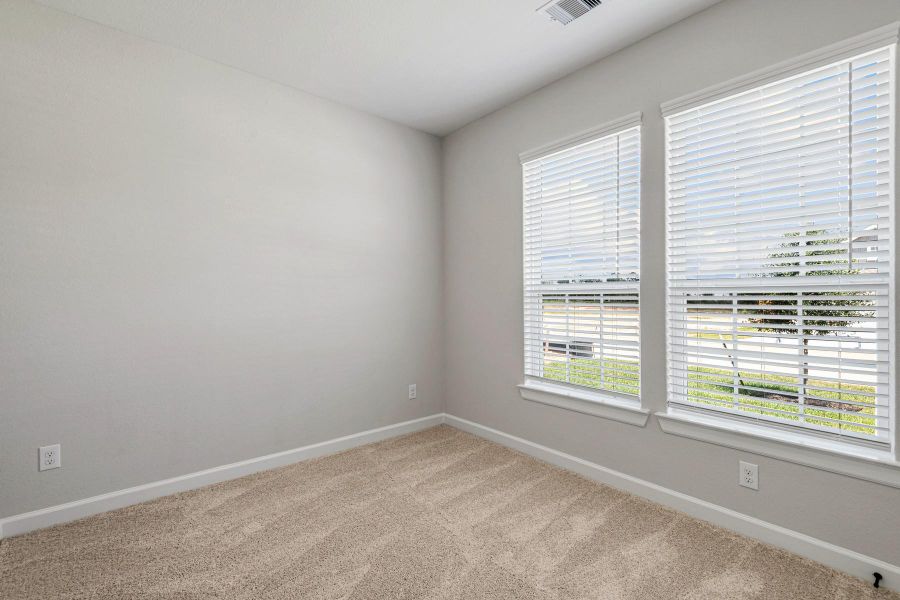Spacious, unfurnished interior of a new home in Sweetwater Ridge, Conroe (Image 12).
