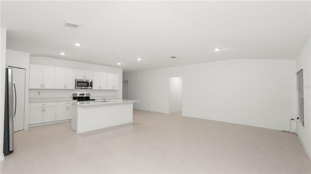 Spacious, unfurnished interior of a new home in Cypress Point at Lake Parker: The Estates, Lakeland (Image 21).