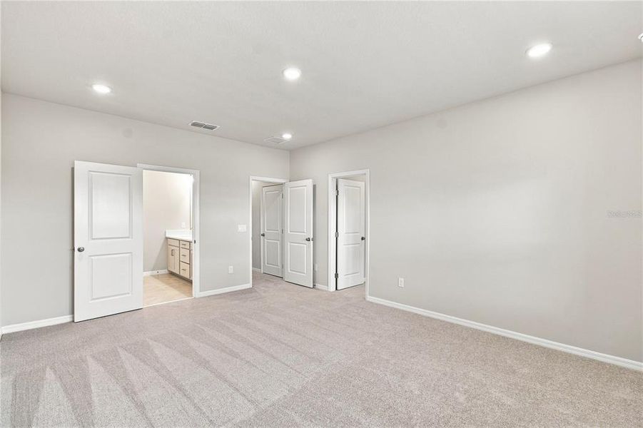 Spacious, unfurnished interior of a new home in , St. Cloud (Image 10).