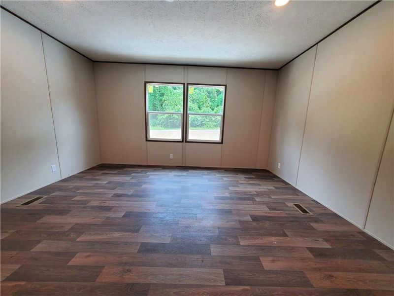 Spacious, unfurnished interior of a new home in , Marble Hill (Image 12).