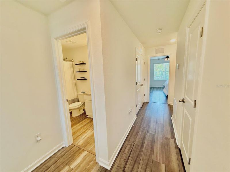 Spacious, unfurnished interior of a new home in , Gibsonton (Image 19).