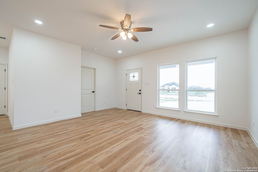 Spacious, unfurnished interior of a new home in , La Vernia (Image 16).