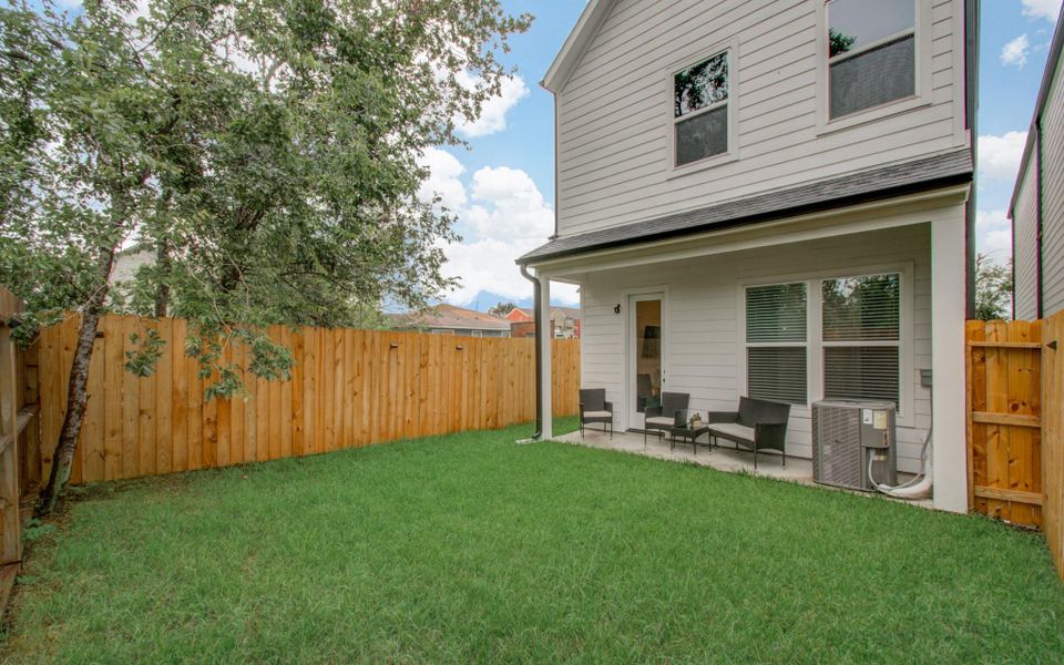 Exterior details and patio area of a home in Benson Street Court, Houston (Image 3).