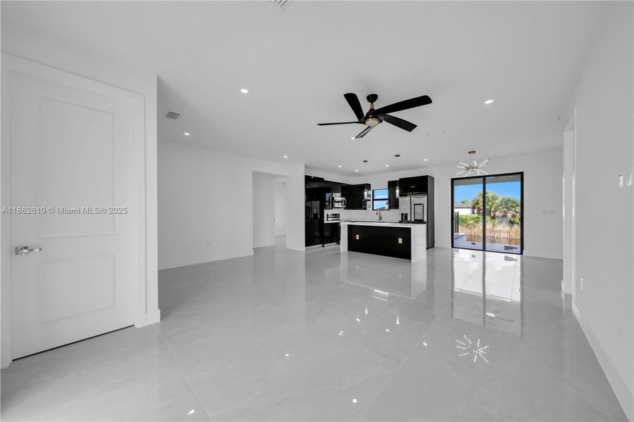 Spacious, unfurnished interior of a new home in , Cape Coral (Image 9).