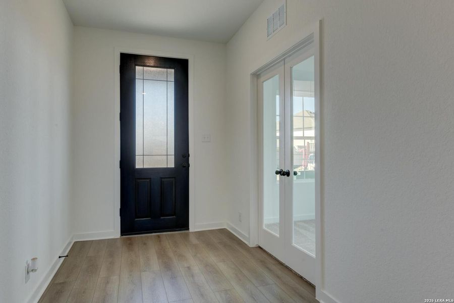 Spacious, unfurnished interior of a new home in Nopal Valley, San Antonio (Image 13).