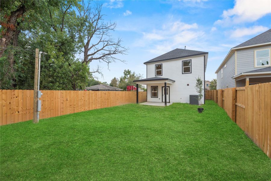 Children and dogs may easily play in the ample green space! Children and dogs may easily play in the ample green space!