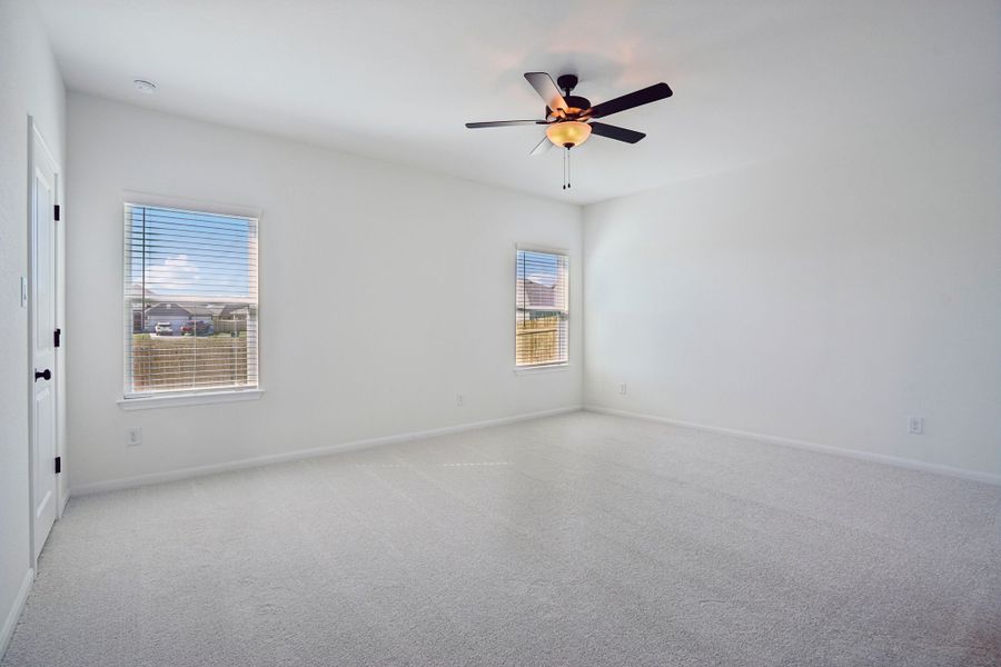 Spacious, unfurnished interior of a new home in Village at Three Oaks, Seguin (Image 47).