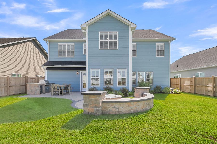 Exterior details and patio area of a home in Hewing Farms, Summerville (Image 27).