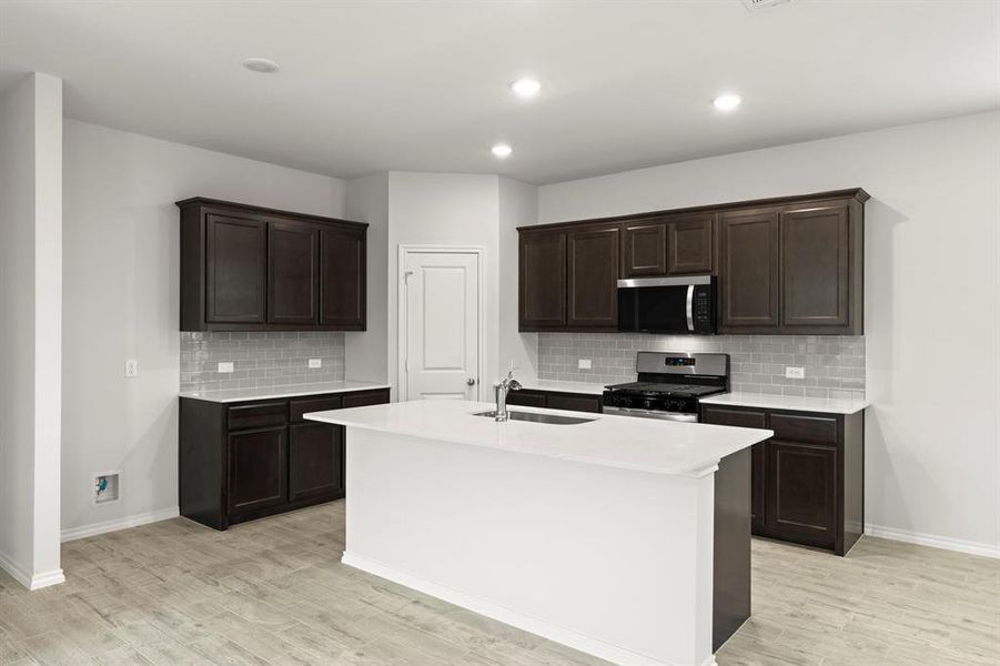 09. 2512 Russell - Kitchen (2)