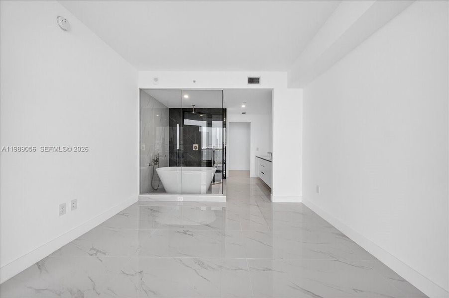 Spacious, unfurnished interior of a new home in , Miami (Image 17).