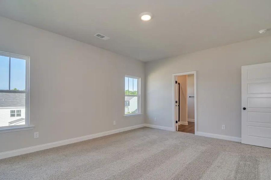 Spacious, unfurnished interior of a new home in , Edgefield (Image 2).