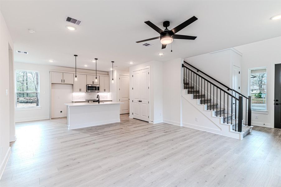 Spacious, unfurnished interior of a new home in , Huntsville (Image 42).
