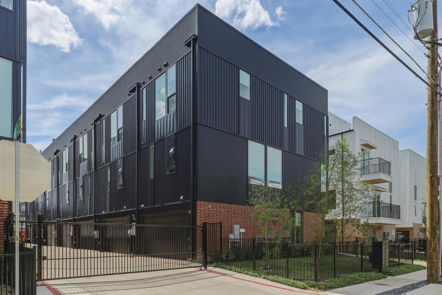 Condo located in Dallas, TX showcasing its design and architecture (Image 6).