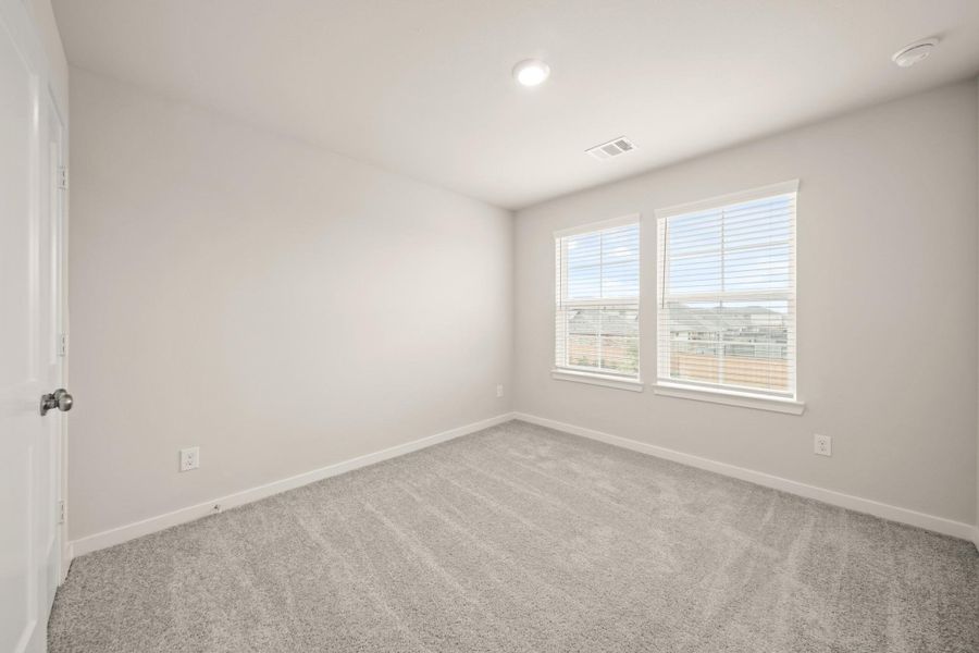 Spacious, unfurnished interior of a new home in Lago Mar, Texas City (Image 17).