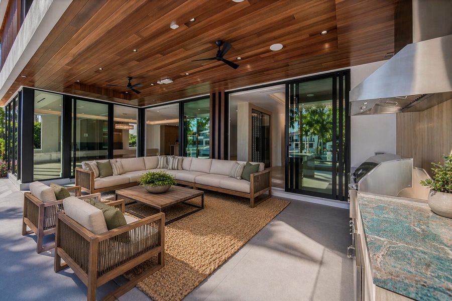 Modern tropical patio lounge with greene Modern tropical patio lounge with greene