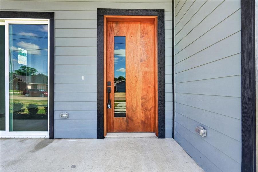 Exterior details and patio area of a home in , Dallas (Image 4).