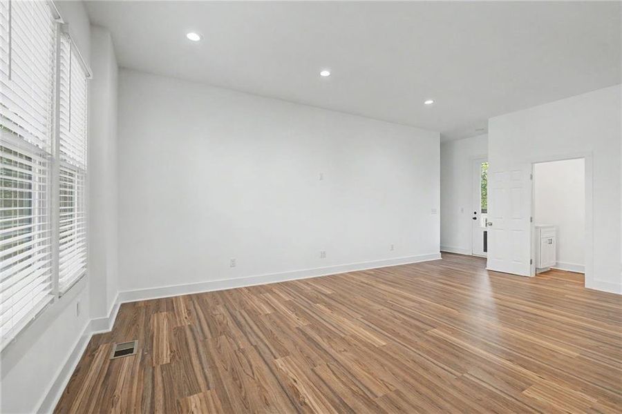 Spacious, unfurnished interior of a new home in , Atlanta (Image 19).