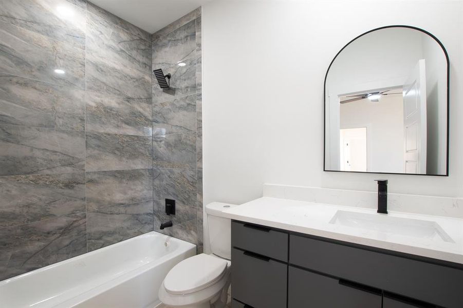 Bathroom featuring tiled shower / bath combo