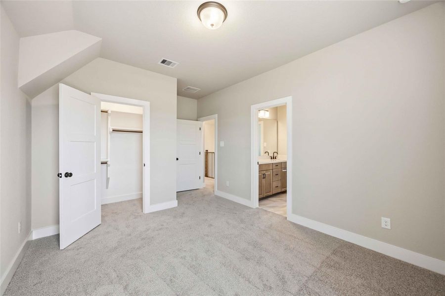 Spacious, unfurnished interior of a new home in Valencia, Manvel (Image 35).