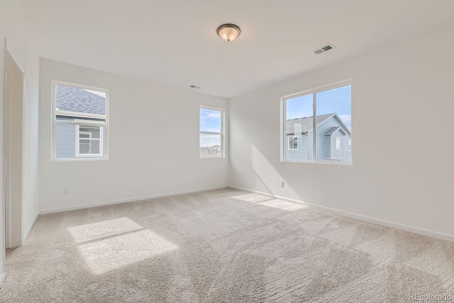 Spacious, unfurnished interior of a new home in Wolf Creek Run, Strasburg (Image 18).