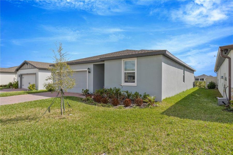 Exterior details and patio area of a home in , Winter Haven (Image 4).