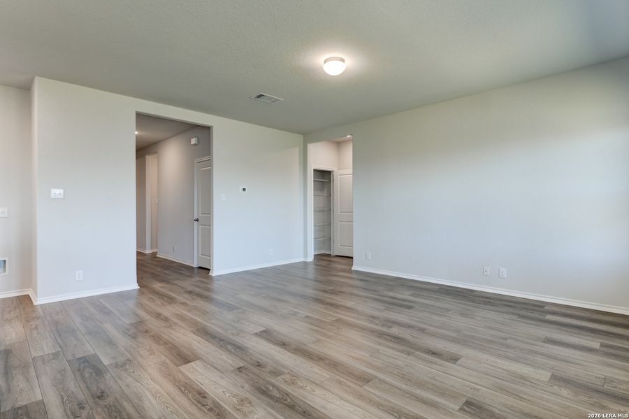 Spacious, unfurnished interior of a new home in Hennersby Hollow, San Antonio (Image 15).