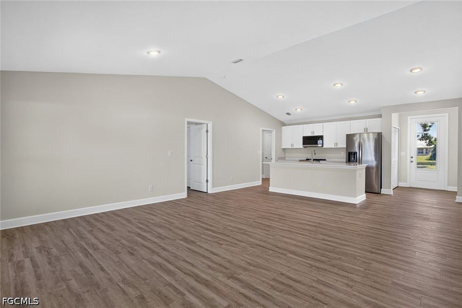 Spacious, unfurnished interior of a new home in Cape Coral, Cape Coral (Image 17).