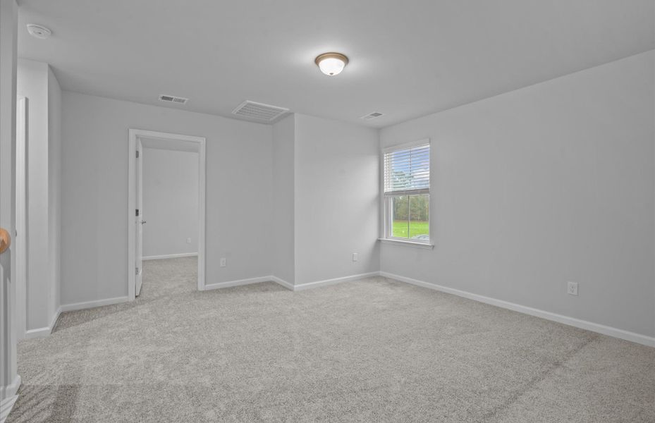 Spacious, unfurnished interior of a new home in Fox Hollow, Spartanburg (Image 26).