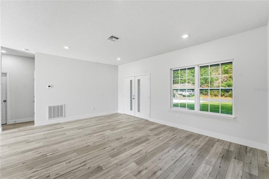 Spacious, unfurnished interior of a new home in , Citrus Springs (Image 12).