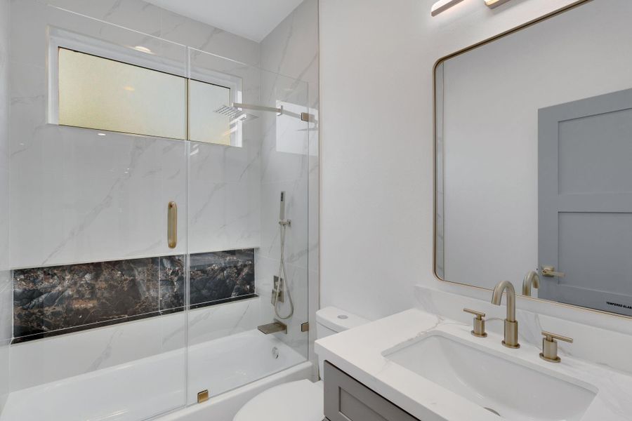 Hall custom bathtub / shower combo