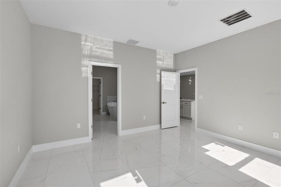 Spacious, unfurnished interior of a new home in , Port Charlotte (Image 19).