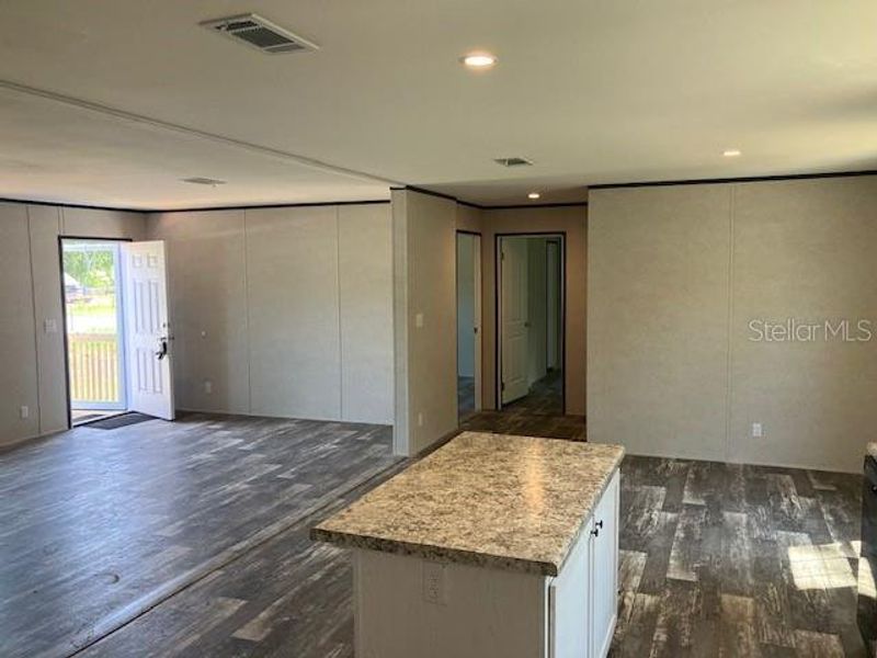 Spacious, unfurnished interior of a new home in , Wesley Chapel (Image 7).