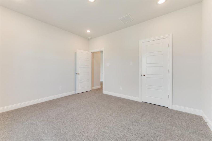 Spacious, unfurnished interior of a new home in Villages of Creekwood, Frisco (Image 20).