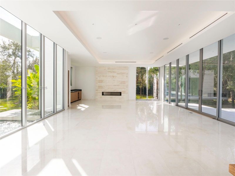 Spacious, unfurnished interior of a new home in , Pinecrest (Image 49).