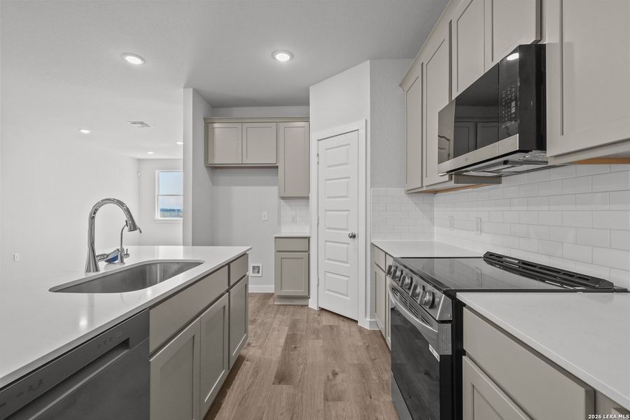 Furnished interior view inside a new home in Hiddenbrooke, Seguin (Image 8).