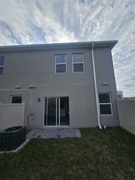 Exterior details and patio area of a home in , Orlando (Image 4).