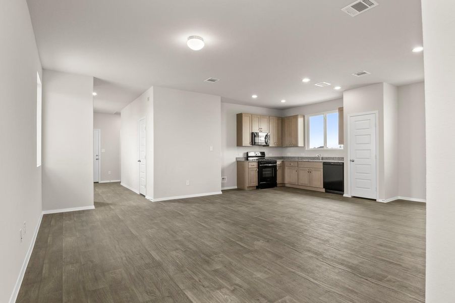 Spacious, unfurnished interior of a new home in Harvest Ridge, Elgin (Image 22).