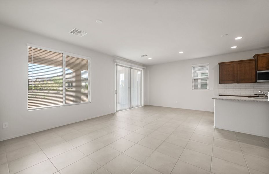 Spacious, unfurnished interior of a new home in Sun City Festival, Buckeye (Image 18).