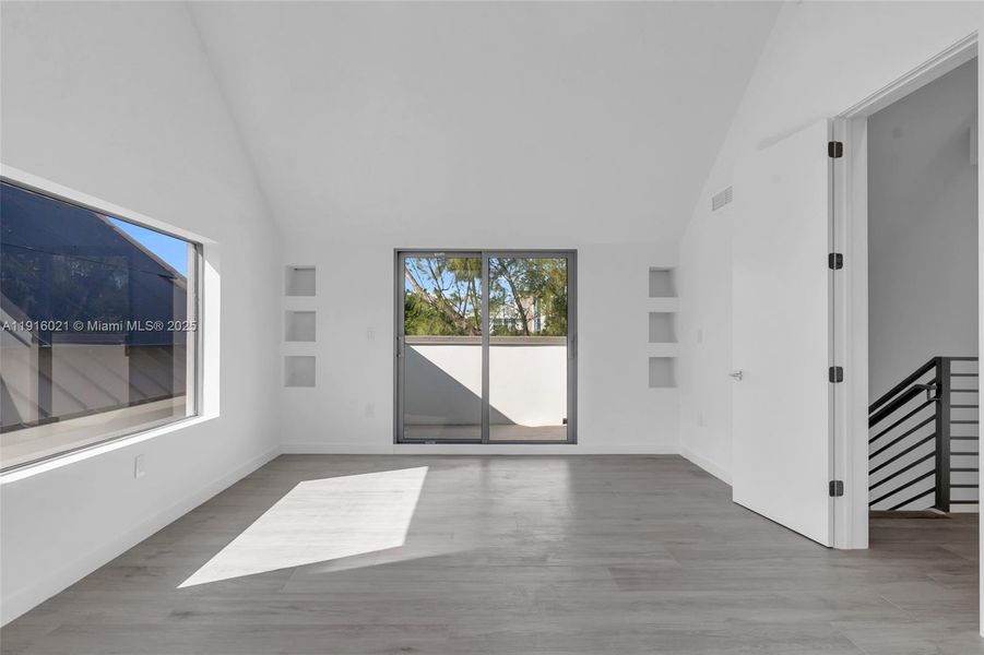 Spacious, unfurnished interior of a new home in , Miami (Image 29).