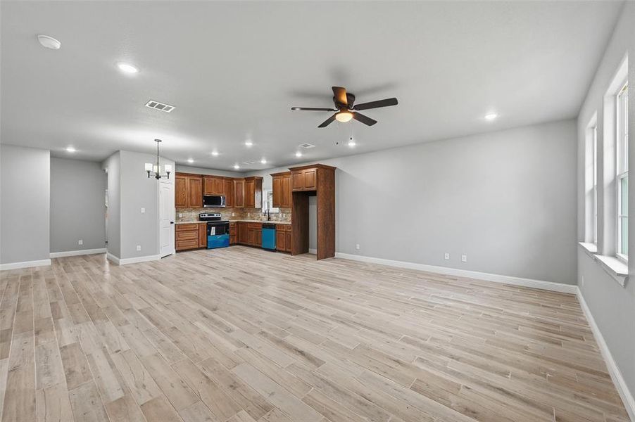 Spacious, unfurnished interior of a new home in , Cleburne (Image 12).