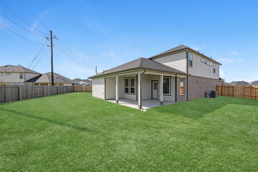 Exterior details and patio area of a home in Briarwood Crossing, Rosenberg (Image 3).
