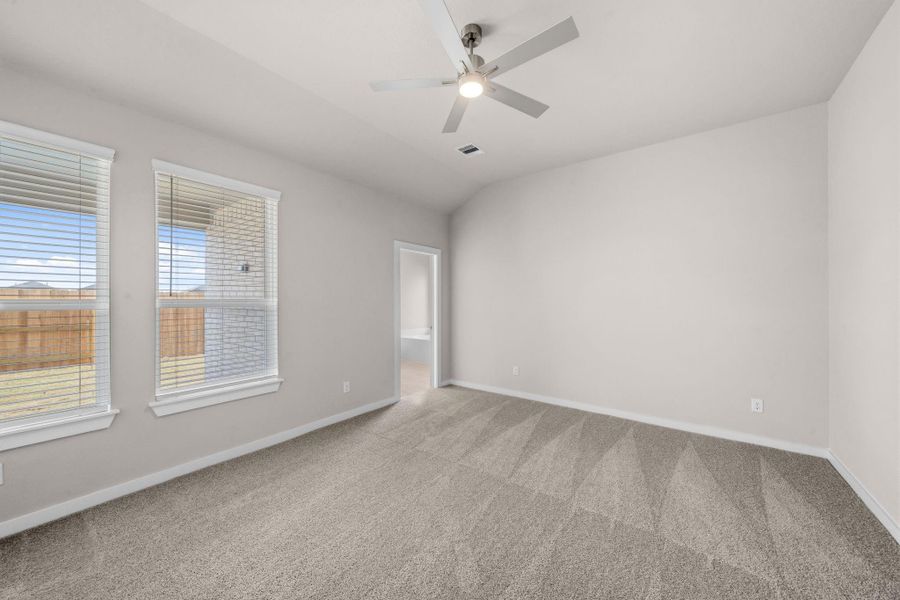 Spacious, unfurnished interior of a new home in Sunterra Lakes, Fulshear (Image 13).