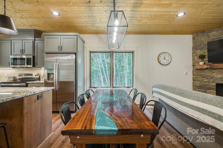 Dining Area & Kitchen