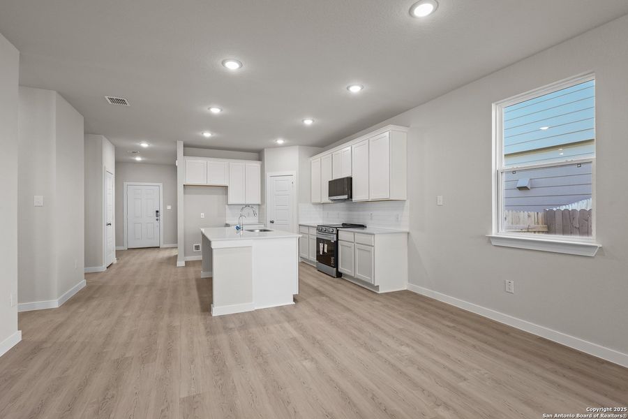 Furnished interior view inside a new home in Cinco Lakes, San Antonio (Image 10).