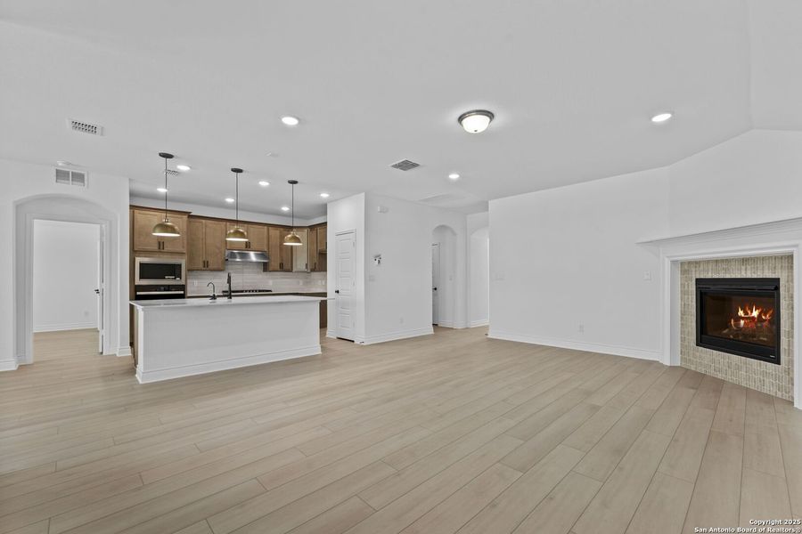 Spacious, unfurnished interior of a new home in Davis Ranch, San Antonio (Image 26).