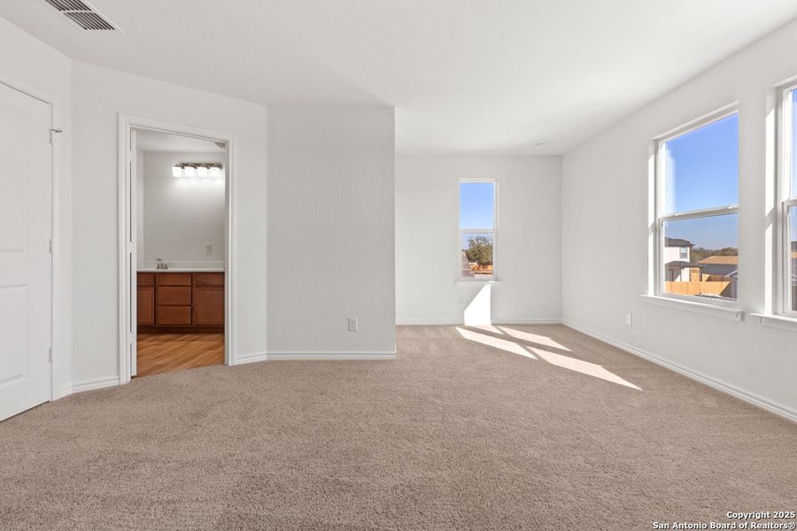 Spacious, unfurnished interior of a new home in The Granary - Heritage Collection, San Antonio (Image 7).